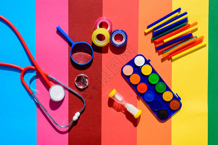 简单的塑料材和亮色的学校用品图片