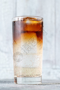 黑暗的杯子n由姜啤酒和黑朗姆制成的暴风鸡尾酒图片