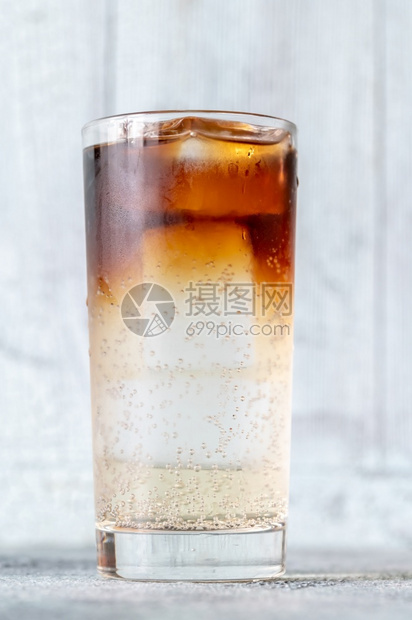 黑暗的杯子n由姜啤酒和黑朗姆制成的暴风鸡尾酒图片