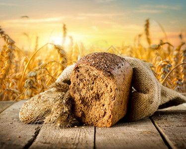 小麦田背景的面包分类和小麦田图片