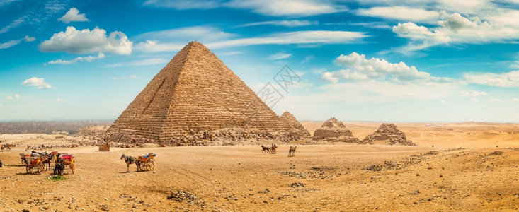 白天在沙漠中的吉萨金字塔沙漠中的吉萨金字塔图片