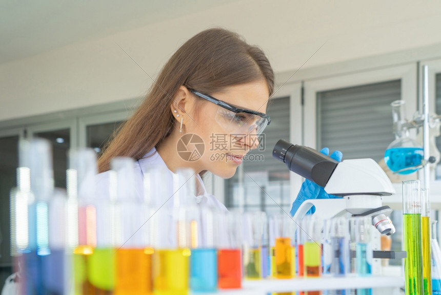 一名西方女科学家在实验室或从事医学化保健研究等技术实验科学方面的试管工作以分析和研制共生19疫苗图片