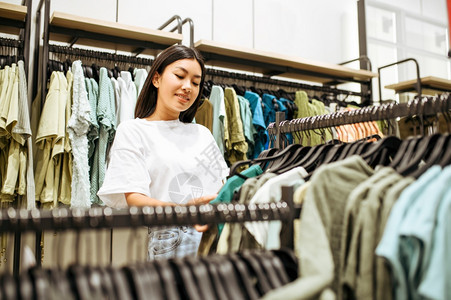 妇女在服装店中选择衣女在时装店中购物女在服装店中选择衣女在装店中选择女在店中选择图片