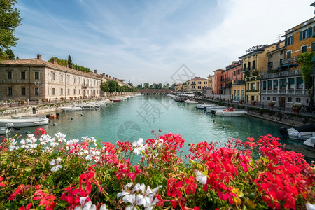 这座城市位于意大利威尼斯东边的LagodiGarda湖欧洲意大利的PeschieradelGarda多姿彩图片