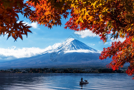 日本富士山的秋天多彩川口子湖是日本最享受富士山景色的地方之一日本秋色中富士山的颜变化背景图片