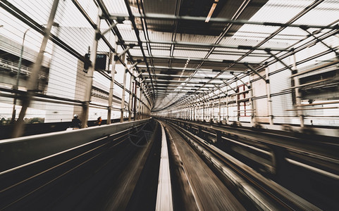 城市铁路隧道的列车前端有中度运动模糊和西皮亚色过滤器交通概念和运动模糊背景抽象图片