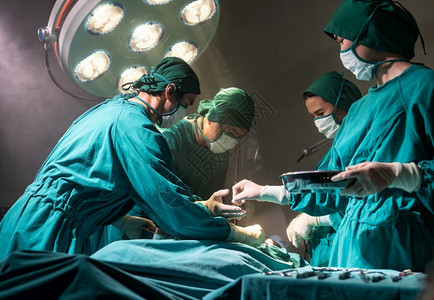 手术室护士为外科医生和手术室外科医疗队提供外科手术设备图片