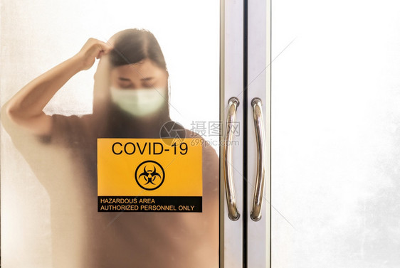 出现冠状新冠19隔离区和被感染的亚洲妇女菌株侧影医院保健和感染概念图片