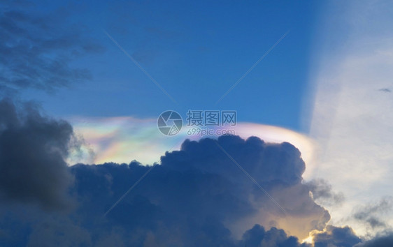 白月云或彩虹天空夜晚日落时有白毛云摘要自然景观背图片