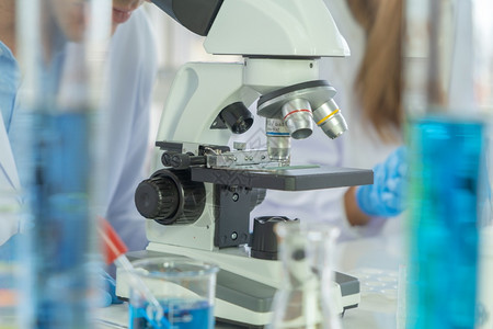 在实验室或在技术医学化保健研究概念方面从事多彩试管工作的科学家负责分析和开发实验室或的共生19疫苗图片