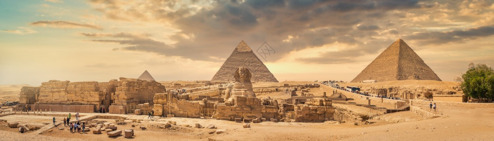 斯芬克和金字塔在埃及沙漠的斯芬克和金字塔芬克和沙漠图片
