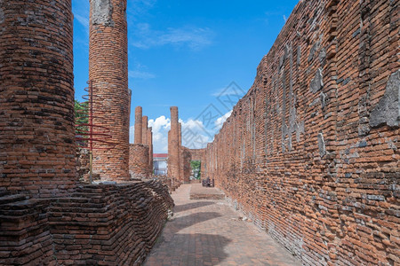 泰国曼谷附近PhraNakhonSiAyutthaya省一座寺庙的旧废墟古寺一座老布吉达雕像著名的旅游景点标志泰国建筑史图片