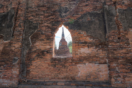 泰国曼谷附近PhraNakhonSiAyutthaya省一座寺庙的旧废墟古寺一座老布吉达雕像著名的旅游景点标志泰国建筑史图片