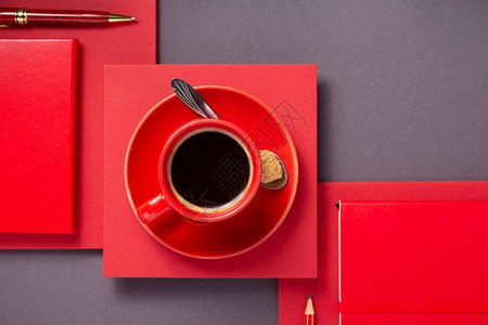 带笔的和咖啡杯的以抽象灰纸背景最小化概念风格背景图片