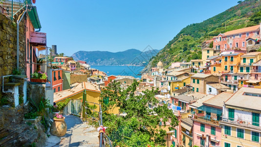 意大利LaSpeziaCinqueTerre的Vernazza小海边城镇全景图片