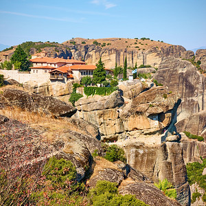 希腊Meteora的岩石和圣三一寺院图片