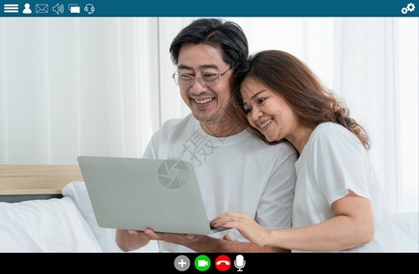 快乐的老年人在家用互联网视频电话聊天却笑着爱成人父母的在线技术网络摄像头应用程序图片