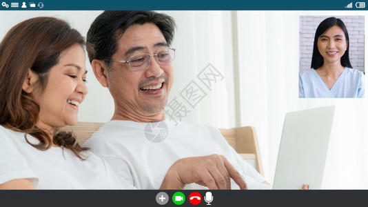 幸福的家庭在用互联网视频电话聊天同时笑着爱成熟父母的在线技术电脑屏幕监视器的收成缩放图中的网络摄像头应用图片