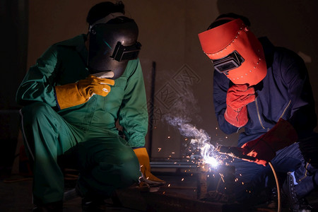 金属焊接钢铁厂使用电弧焊接机在工厂钢材图片