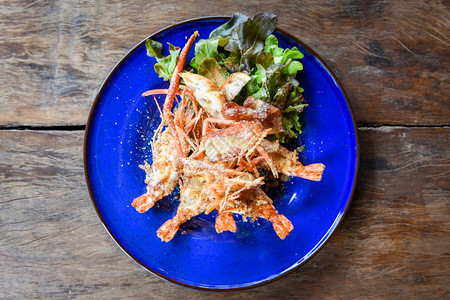 海鲜盘虾晚餐煮熟的饭带蔬菜和奶酪的虾图片