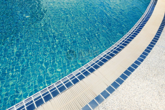 游泳池桌砖游泳池背景中最美丽的凉水和蓝色瓷砖图片