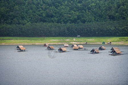 河山的风景和在边湖漂浮图片