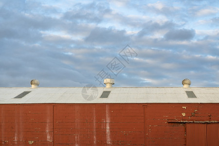 红色仓库和蓝云工业抽象图片