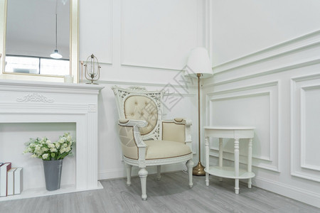 豪华白色现代客厅公寓或旅馆里有椅子桌灯和镜子内部建筑清洁了最起码的设计装饰图片