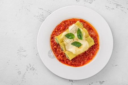 加尼罗意大利面塞满了里诺塔和菠菜番茄酱图片