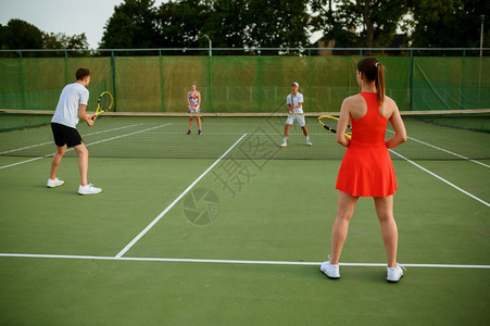 积极的健康生活方式人们玩运动游戏打球和拳击健身运动玩网球户外图片