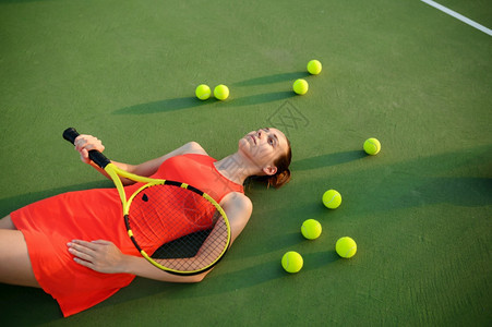 活跃的健康生方式体育比赛硬体健身训练疲劳的女网球运动员就坐在法庭上图片