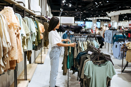 妇女在服装店中选择衣女在时装店中购物女在服装店中选择衣女在装店中选择女在店中选择图片