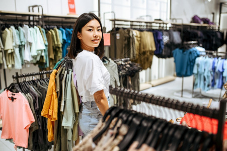 妇女在服装商店中选择衣服女在时装店商购物观光买衣服女在装商店中选择女在商店中选择图片