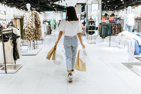 妇女用纸板袋服装店妇女用时商店购物用车妇女纸板袋服装店图片