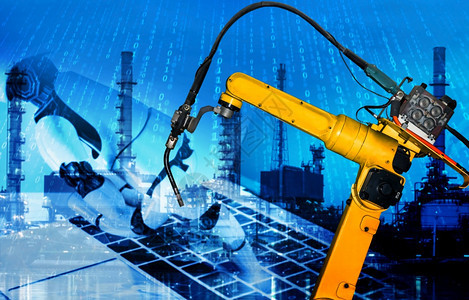 智能工业机器人武用于数字工厂生产技术显示工业40或第次工业革命的自动化制造过程和用于控制操作的IOT软件图片
