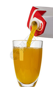 将橘子汁从瓶抽到杯上以白色隔开将橙汁从瓶子抽到杯上将橙汁从瓶抽到杯上背景图片