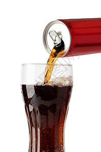 将可乐汽水从罐头倒到玻璃在白色背景上隔绝将可乐汽水从罐头倒到玻璃图片