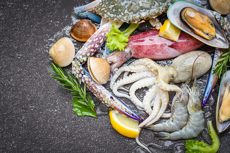 含有柠檬迷香成分药草和料的新鲜海自助餐冰上海产贝类冻虾螃蟹爪在餐厅里冻图片