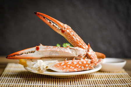 在白盘上煮螃蟹食物和桌上的海鲜酱螃蟹爪贝类图片