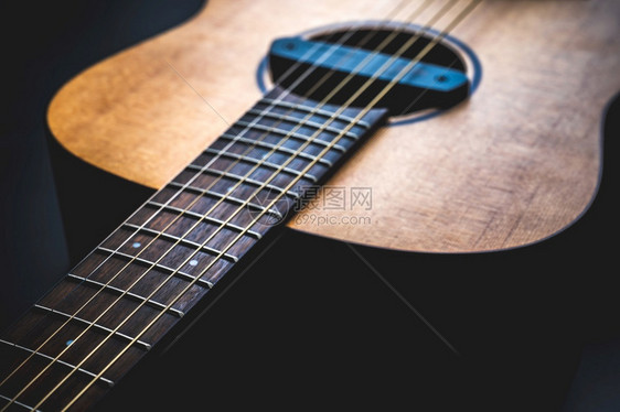 声响吉他音乐器以黑暗色背景和复制空间为依托木制经典吉他图片