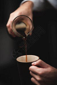咖啡滴过滤器与机古典品味咖啡店结合的概念图片