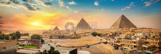 斯芬克和金字塔在埃及沙漠中的斯芬克和金字塔图片