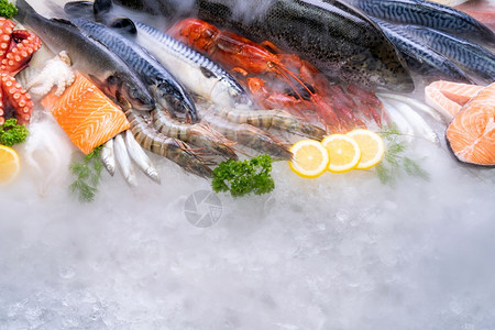 各种新鲜奢侈海的顶端景象Lobster鲑鱼竹鳄龙虾章贝类和扇在冰背景上海鲜市场有冰烟复制空间图片