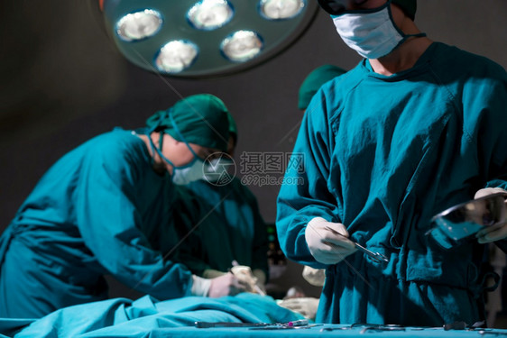 手术室护士为外科医生准备手术设医疗队在手术室或进行外科图片