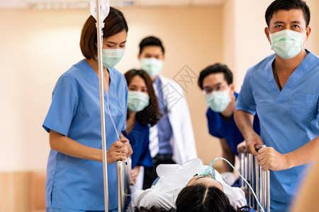 医生护士和理人员组成的医疗小推到手术室急诊护理和医院概念图片