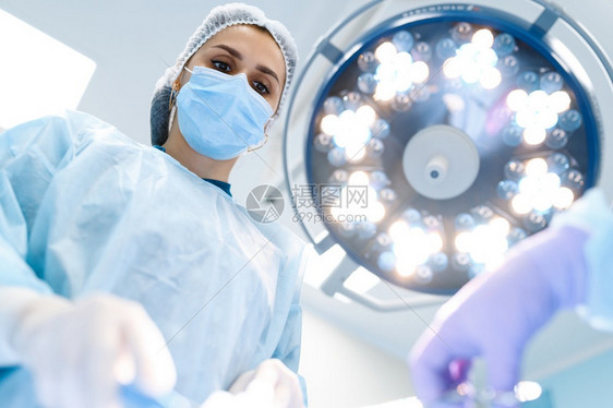 女外科医生和助理专业外科手术室穿制服医生进行手术疗诊所工作人员外科医生和保健院疗图片