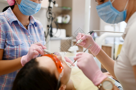 女牙医和助理是门诊口腔科的治疗病人穿制服的医生务工作者药和保健生专业牙齿护理科医生和助理生是诊所的治疗病人图片