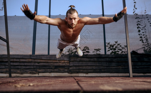 运动室户外场健身训练男抽泵肌肉积极生活方式图片