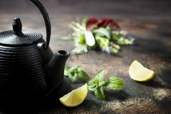 茶壶加芳香药桌上茶图片