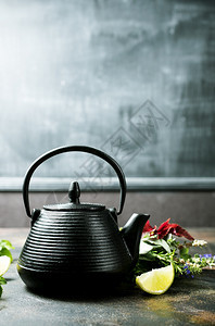 茶壶加芳香药桌上茶图片